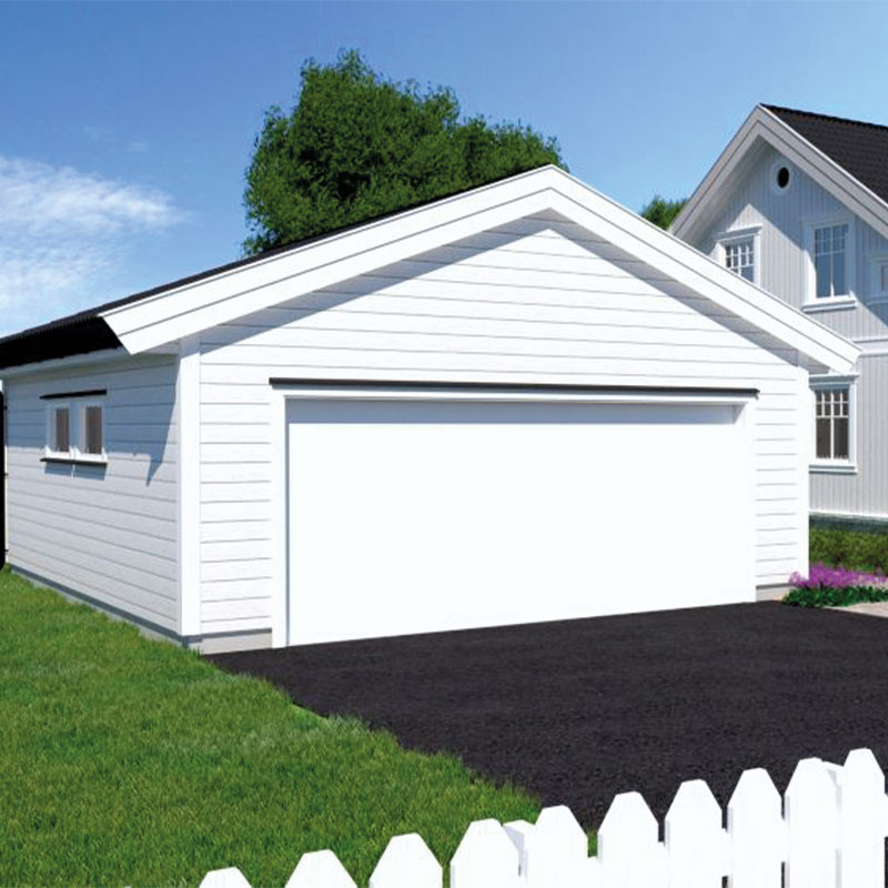Hvit dobbelgarasje med svart oppkjørsel, grønt gress, hvitt stakittgjerde og blå himmel