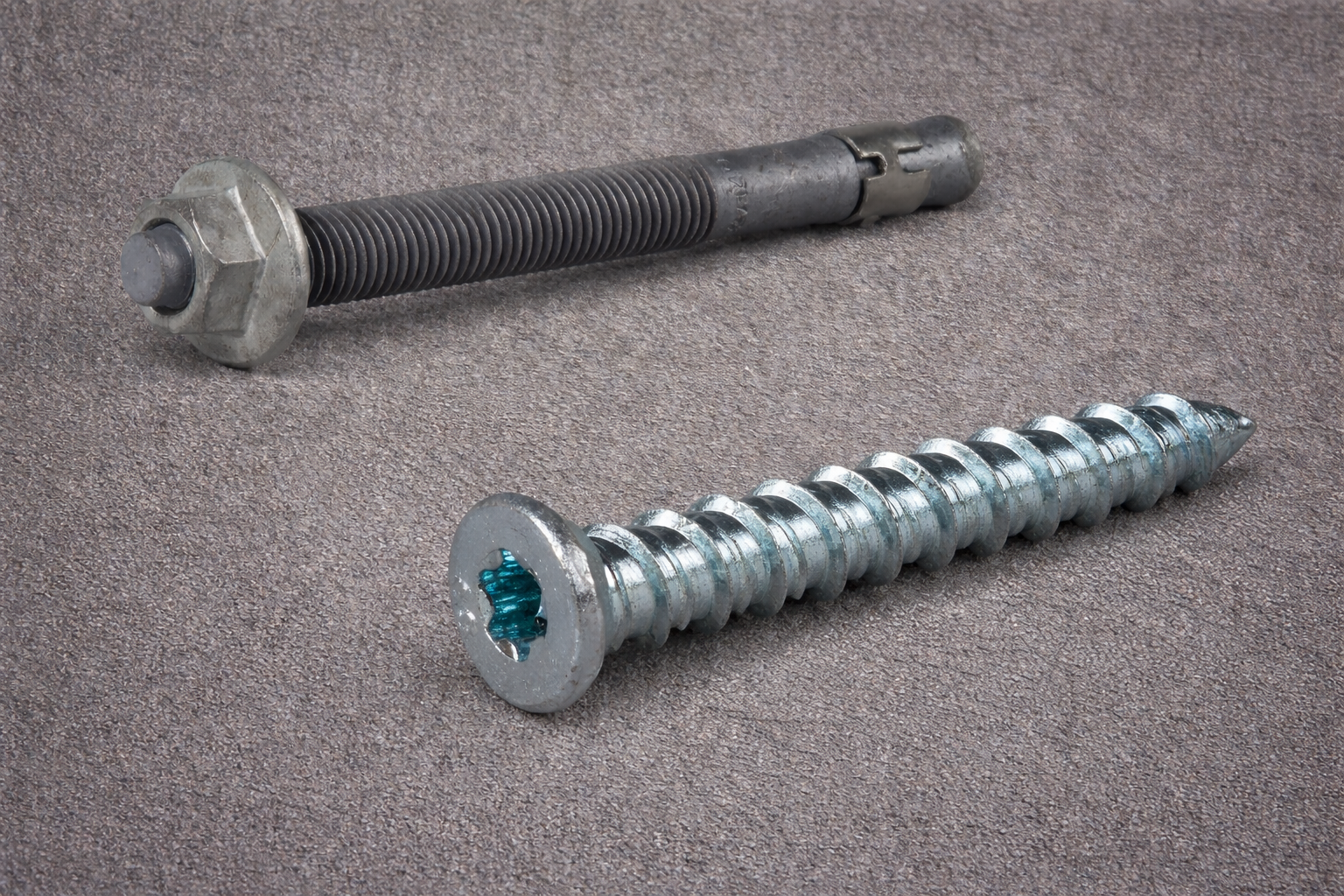 Bilde av to betonginnfestninger liggende på grå bakgrunn. Bildet er laget av ChatGPT