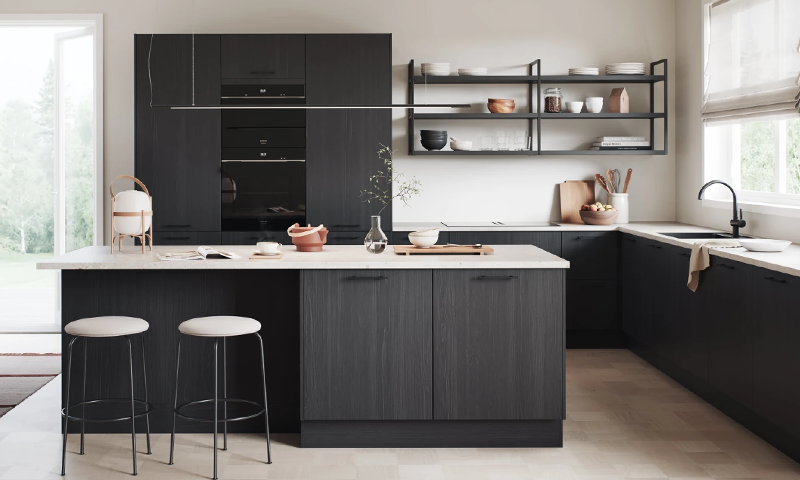 Lyst kjøkken med mørkegrå skap, hvit benkeplate, midtøy med to barstoler og åpne hyller