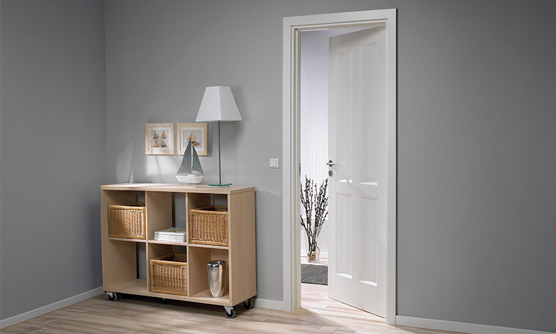 Hvit innerør på mellomgrå vegg