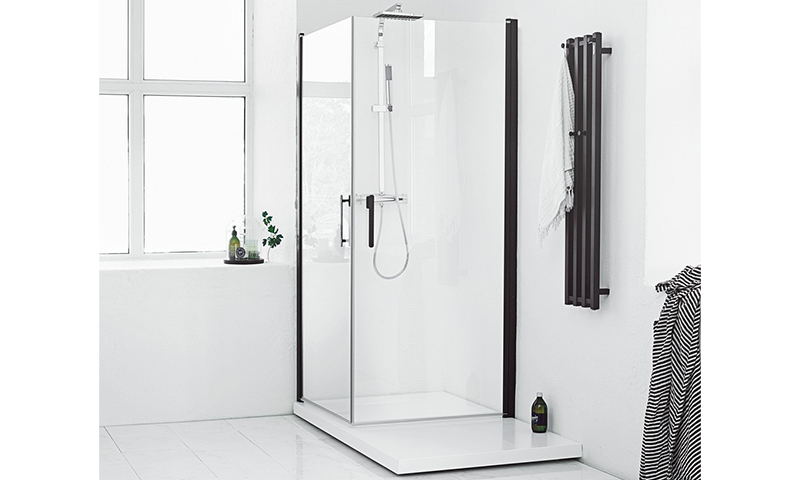 Hvitt minimalistisk baderom med glassdusj i sort ramme, stort vindu, svart håndkletørker og flasker.