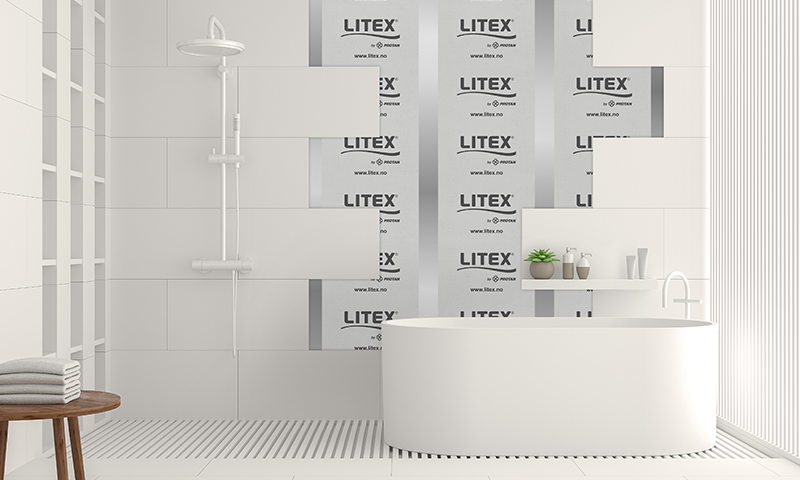 Lyst baderom med frittstående badekar, dusj og synlig LITEX-isolasjon.