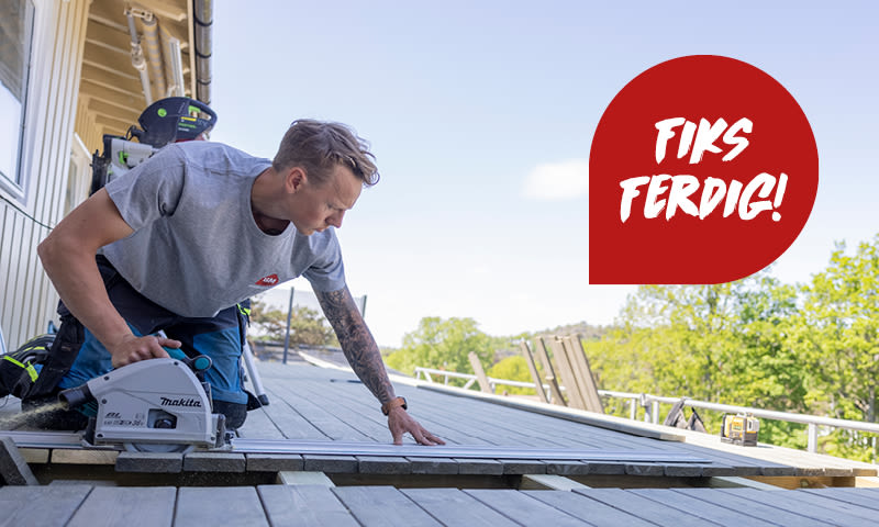 Mann i grå t-skjorte bruker Makita rundsag på lys grå terrasse med grønn hage og rød «Fiks ferdig!»