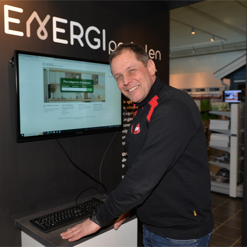 Person ved Energiportalen-stand med svart bakgrunn og grønn nettside på skjerm
