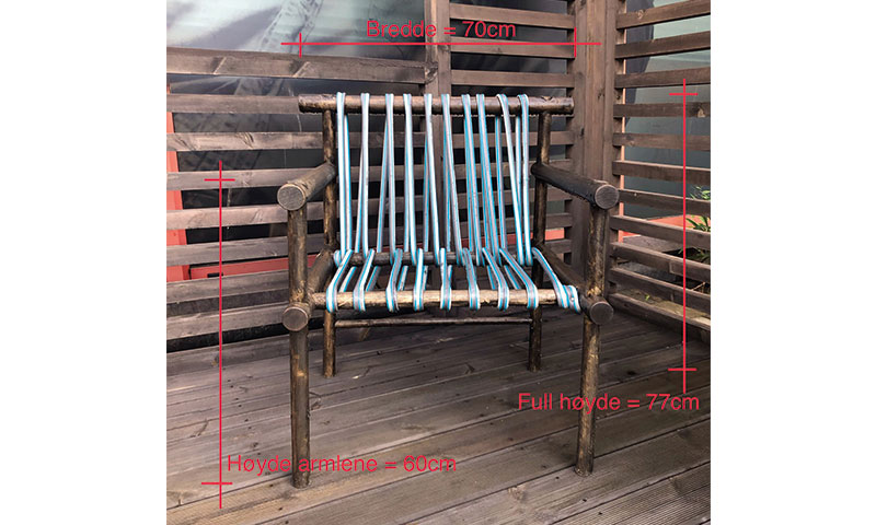Brun bambusstol med blå-hvite repstropper foran trespiler på treterrasse, med røde målmarkeringer.