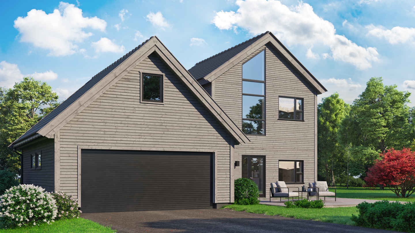 Grå to-etasjes trehus med svart garasjeport, store vinduer og grønn hage under blå himmel.