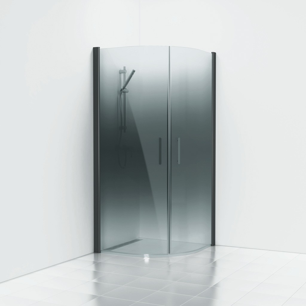 Minimalistisk hjørnedusj med buede, gråtonede glassdører, svart ramme og hvitt flislagt gulv