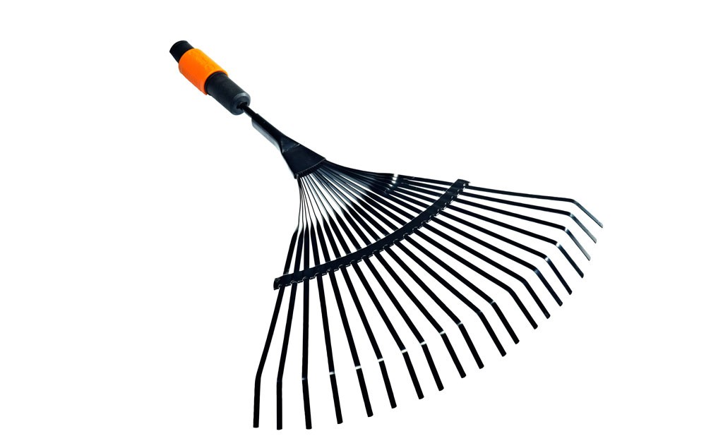 Svart løvrive i metall med oransje grep på hvit bakgrunn