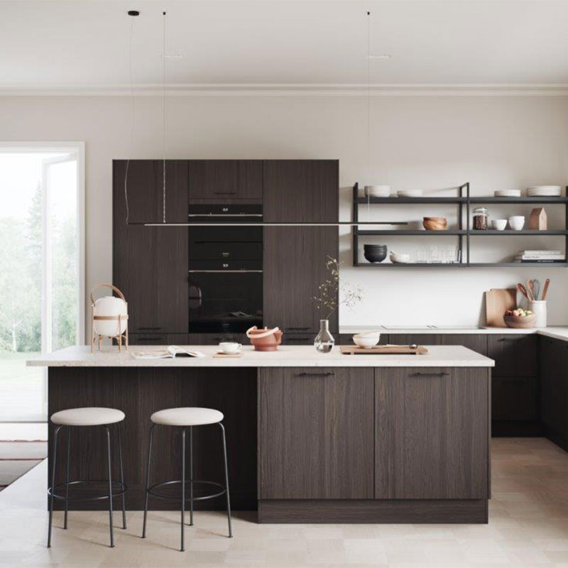 Moderne kjøkken med mørke tremøbler, hvit kjøkkenøy, to krakker, åpne hyller og hageutsikt.