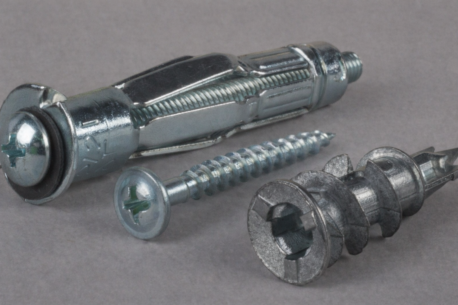 To gipsplugger - bilde er laget av ChatGPT