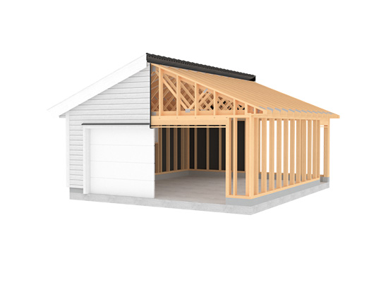 Delvis oppført garasje med hvit kledning, svart tak og åpent trestenderverk.