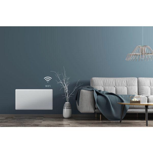 Blå stuevegg med hvit WiFi-panelovn, grå sofa med turkis pledd, vase med kvister og pendellampe.