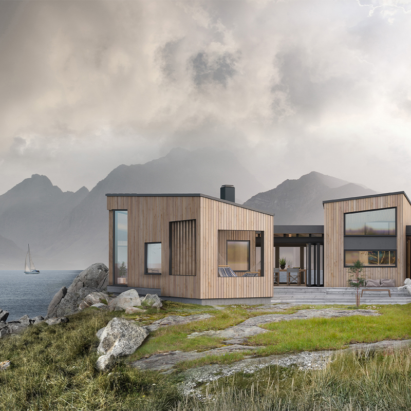 Moderne trehytte på lyngkledd fjellkyst med fjord, seilbåt og tåkete fjell i bakgrunnen