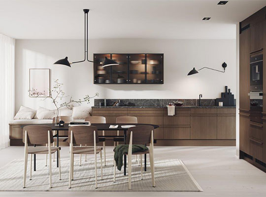 Lyst kjøkken med trefronter, svart marmorbakvegg, spisebord med lyse stoler og svarte lamper.