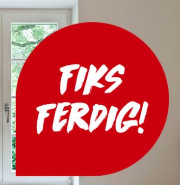 Rød snakkeboble med hvit teksten “Fiks ferdig!” foran lyst rom med vindu og grønt uteområde.