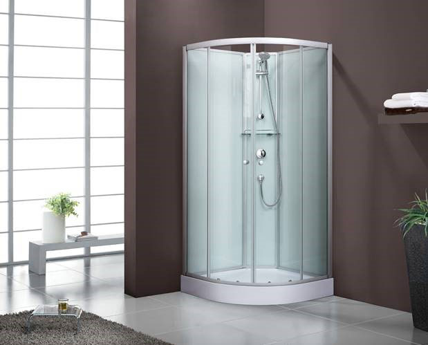 Hjørnedusjkabinett i klart glass med krombeslag, brunt bad med grå fliser, håndklær på hylle.