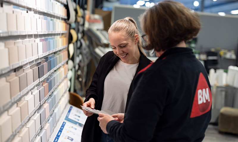byggmakker kvinne hjelp med maling