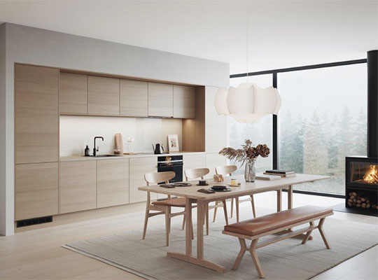 Lyst trekjøkken med spisebord og benk, hengende lampe, vindu mot snødekt skog og peis