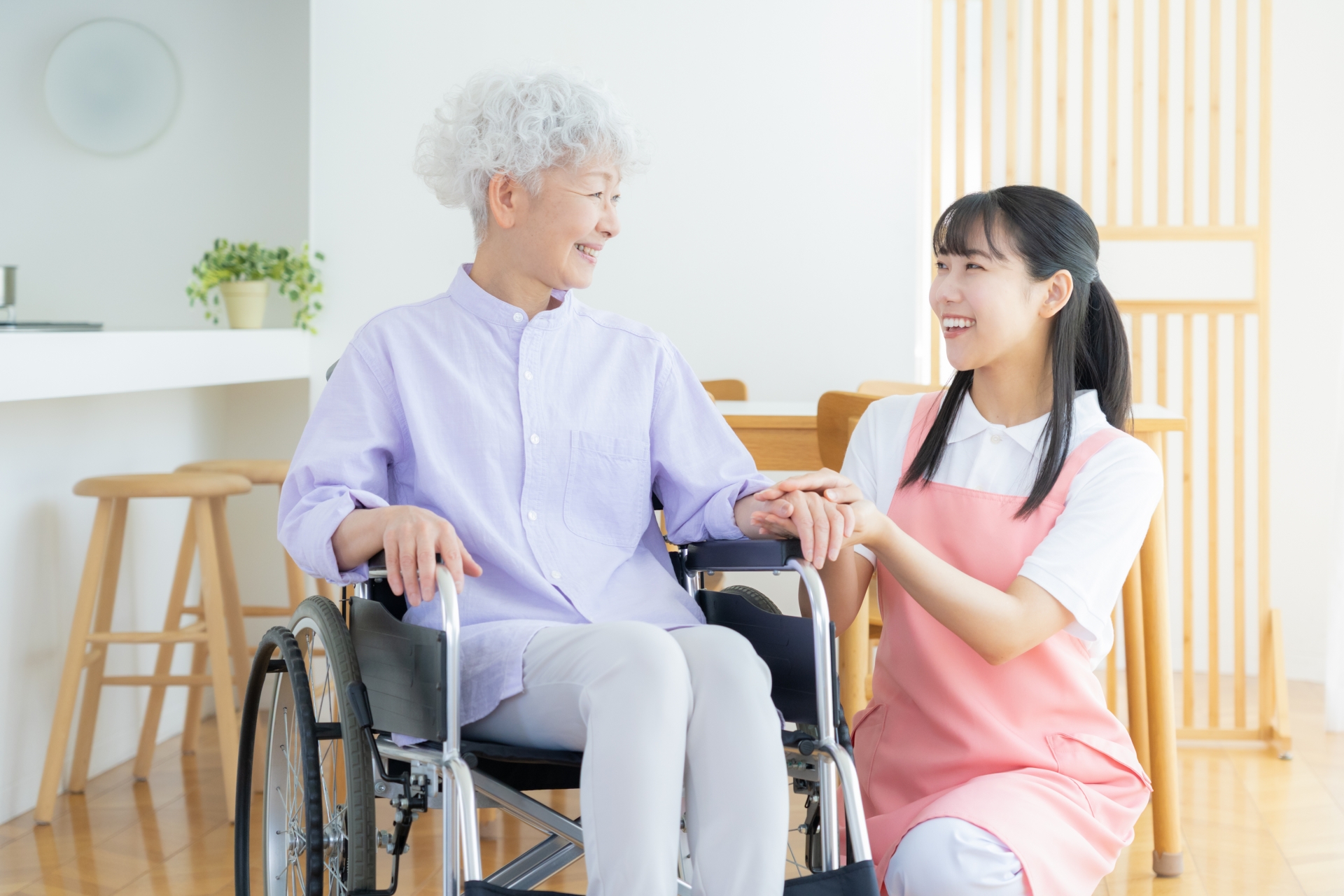 AI見守りカメラの導入で変わる!介護現場の安心と働きやすさ