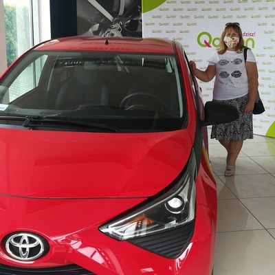 Czerwona Toyota Aygo dla żony Pana Leszka - odbiór nowego samochodu w Suchym Lesie