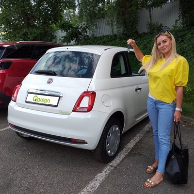 Pani Dominika odbiera nowego Fiata 500 - wynajem auta na rok