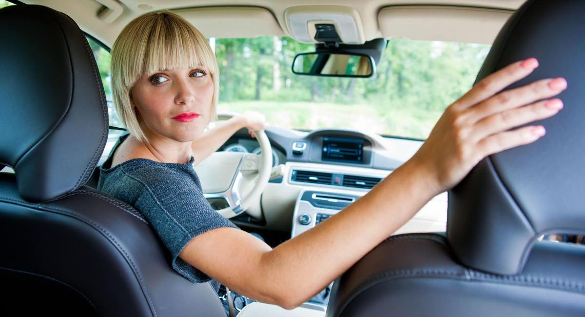 Parkowanie tyłem często sprawia kłopoty kobietom