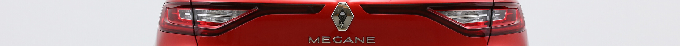 Renault Megane na abonament - detal znaczka i piękna linia świateł