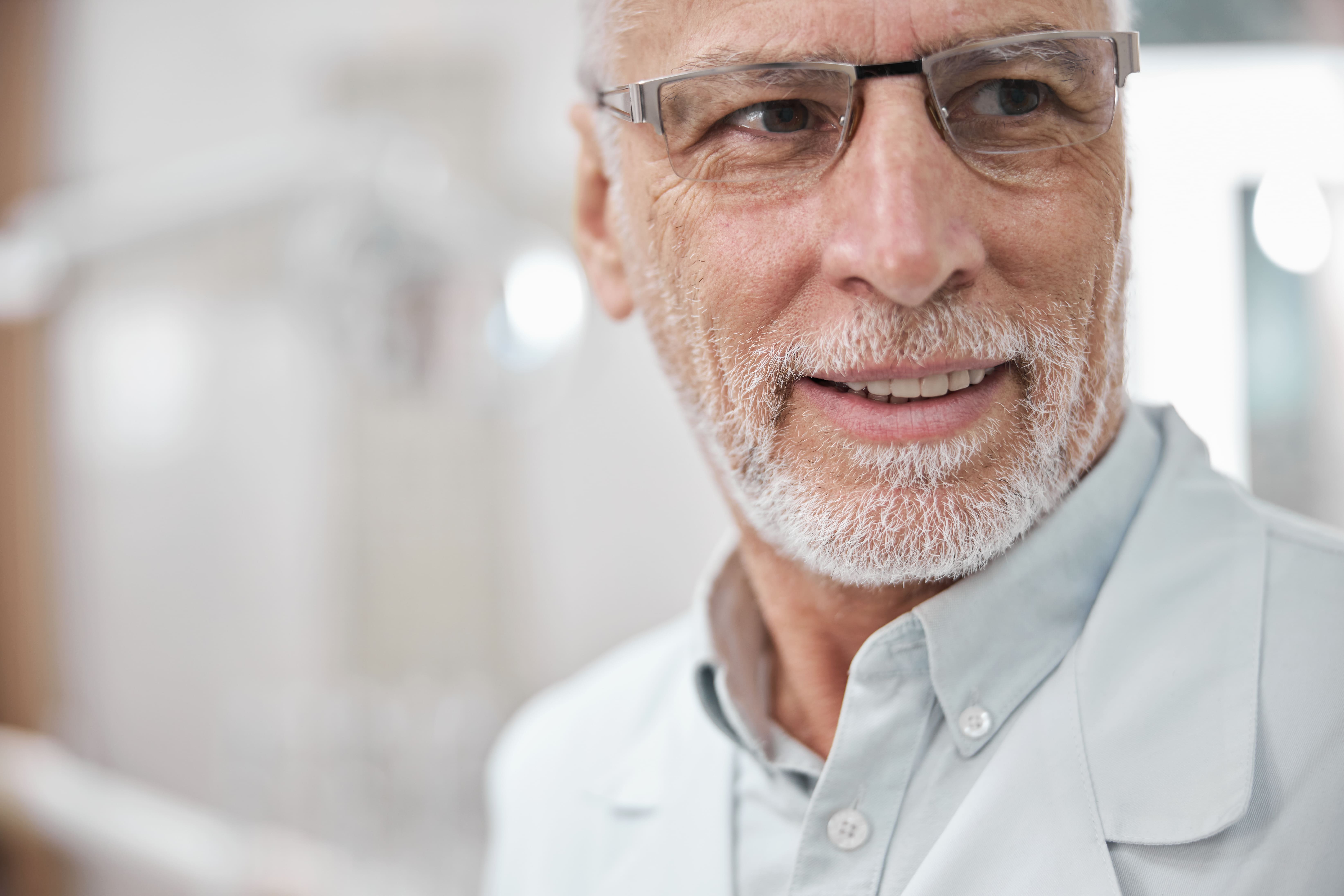 ¿Duele ponerse un implante dental? Lo que tienes que saber antes de decidirte