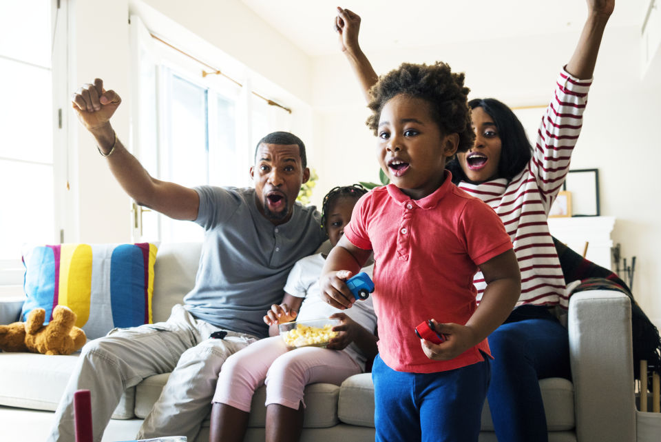 Familia se divierte viendo la TV en la sala