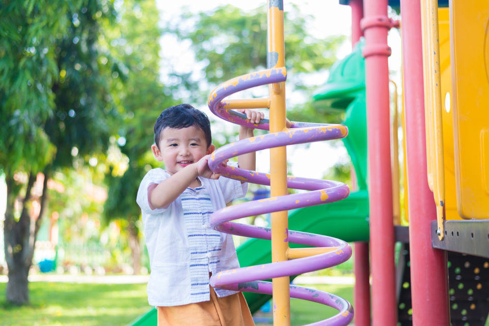 Zona de juegos para niños en actividades al aire libre en el