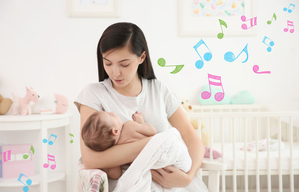 Mamá cantándole a su bebé, notas musicales animadas