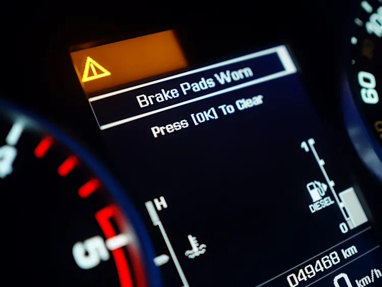 Warning of brake pad wear on a dashboard