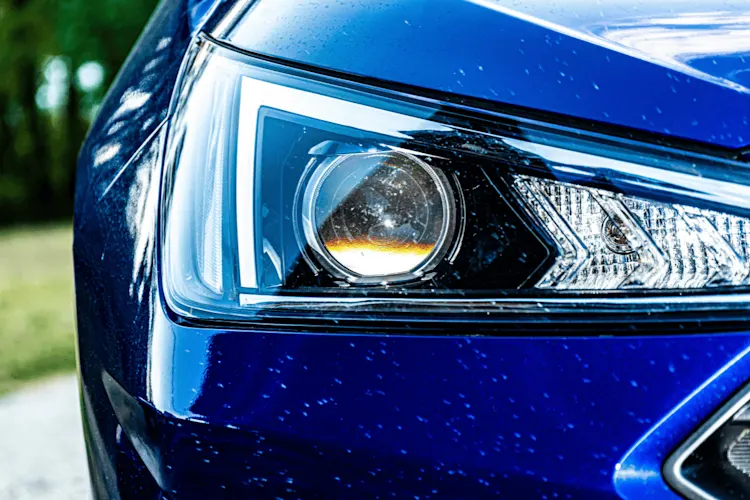 Comment rénover les phares de voiture
