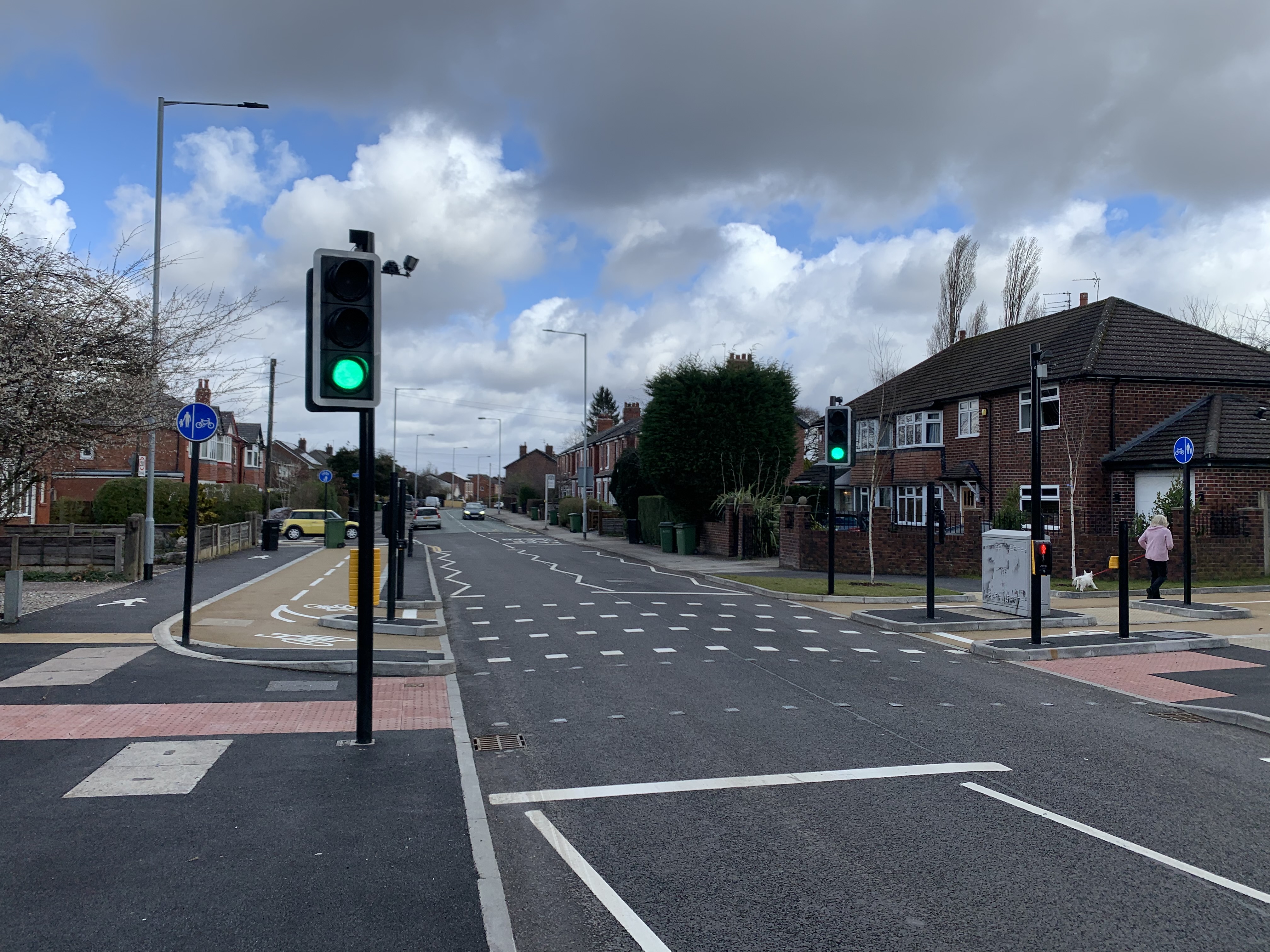 Image of Gillbent Road parallel signalised crossing in Stockport