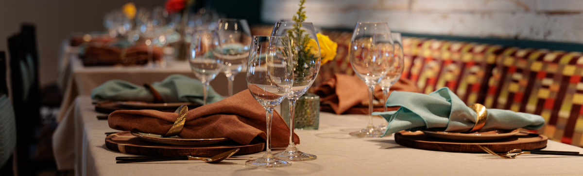 hero-muse-vibe-experience-1440x364 Dinner table set at The Library.