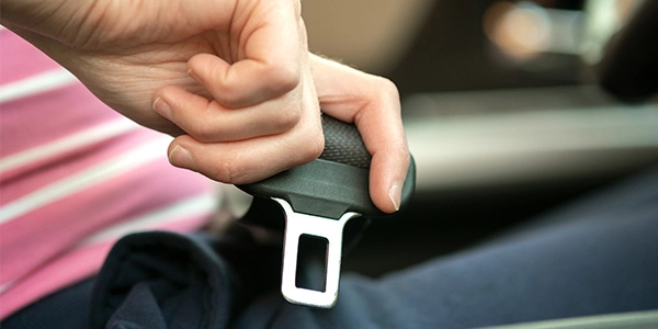 saftey-tips-for-new-drivers-resource-carousel2-rect hand buckling a seat belt