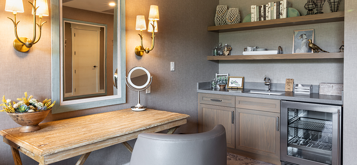 carousel-wedding-venue-salon-inn-3-1200x556 The Inn salon table with mirror and refreshment area.