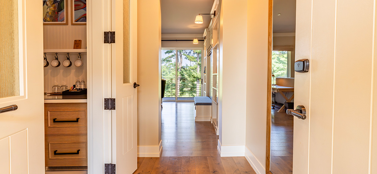 carousel-executive-junior-suite-5-1200x556 Executive suite entrance hallway.