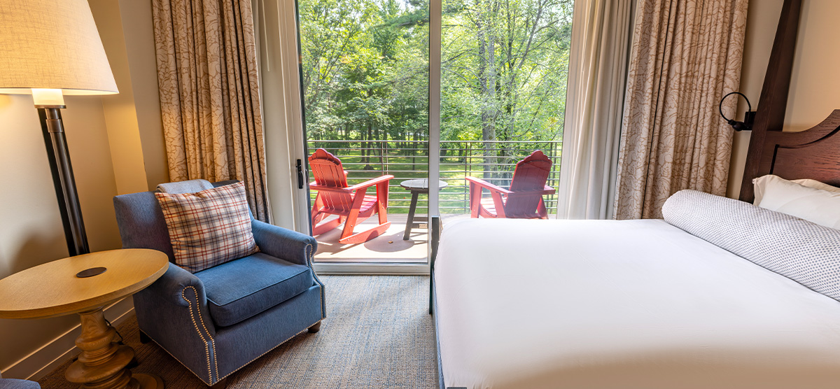 carousel-golf-view-queen-terrace-2-1200x556 Queen beds with seating areas and a terrace overlooking the golf course.