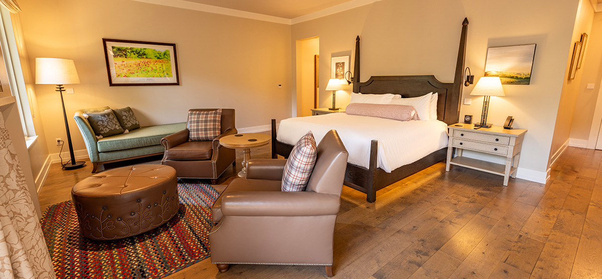 carousel-golf-view-executive-level-luxury-junior-suite-4-1200x556 King bed with seating area.