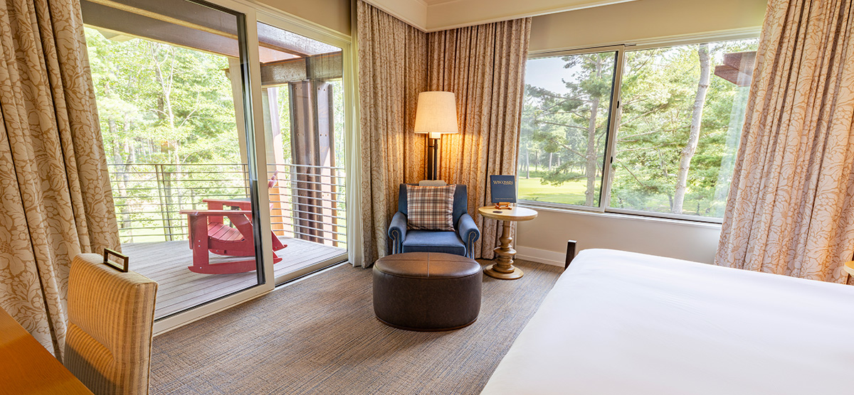 carousel-executive-golf-view-king-terrace-2-1200x556 King bed with patio door overlooking the golf course.