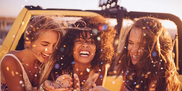 Car-insurance-for-teens-resource-carousel1-rect Three teens smiling and having fun