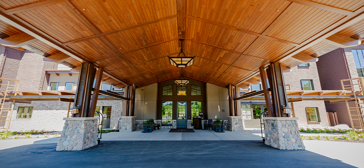 Drive-up entryway to The Inn at SentryWorld