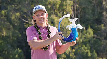 Cameron Smith holding The Sentry golf tournament trophy in 2022