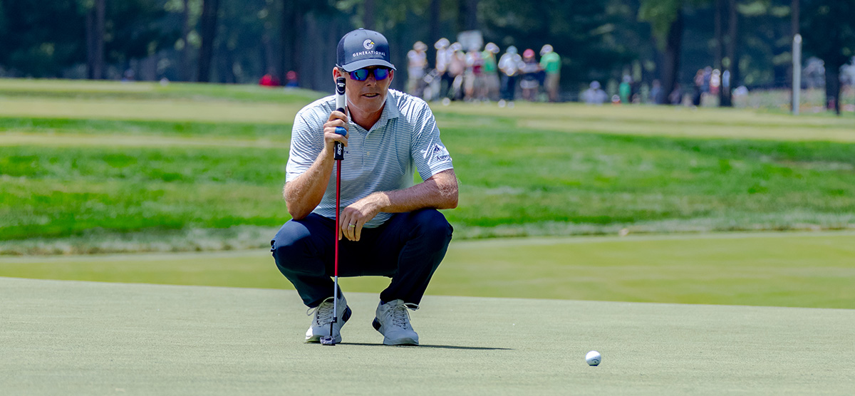 Justin Leonard lining a putt up at the U.S. Senior Open at SentryWorld