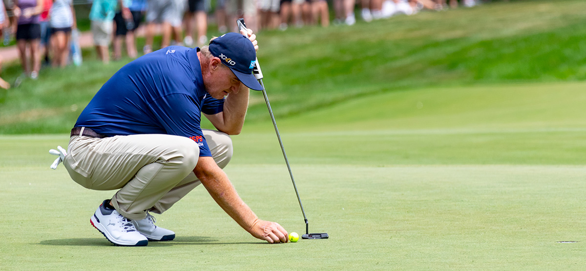 Ernie Els lining a putt up at the U.S. Senior Open at SentryWorld