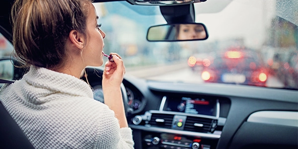 dont-drive-and-beuatify-resource-carousel2-rect Teen putting on makeup while driving