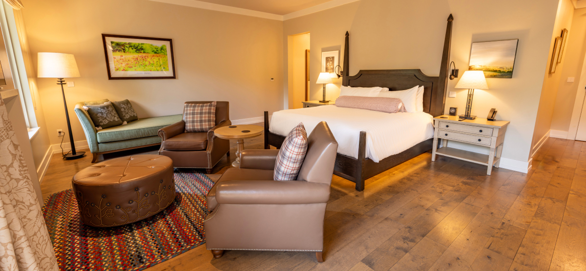 carousel-meeting-services-the-inn-1200x556-04 A room at The Inn at Sentryworld.