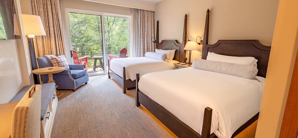 carousel-golf-view-queen-terrace-1-1200x556 Two queen beds with seating areas and a terrace overlooking the golf course.