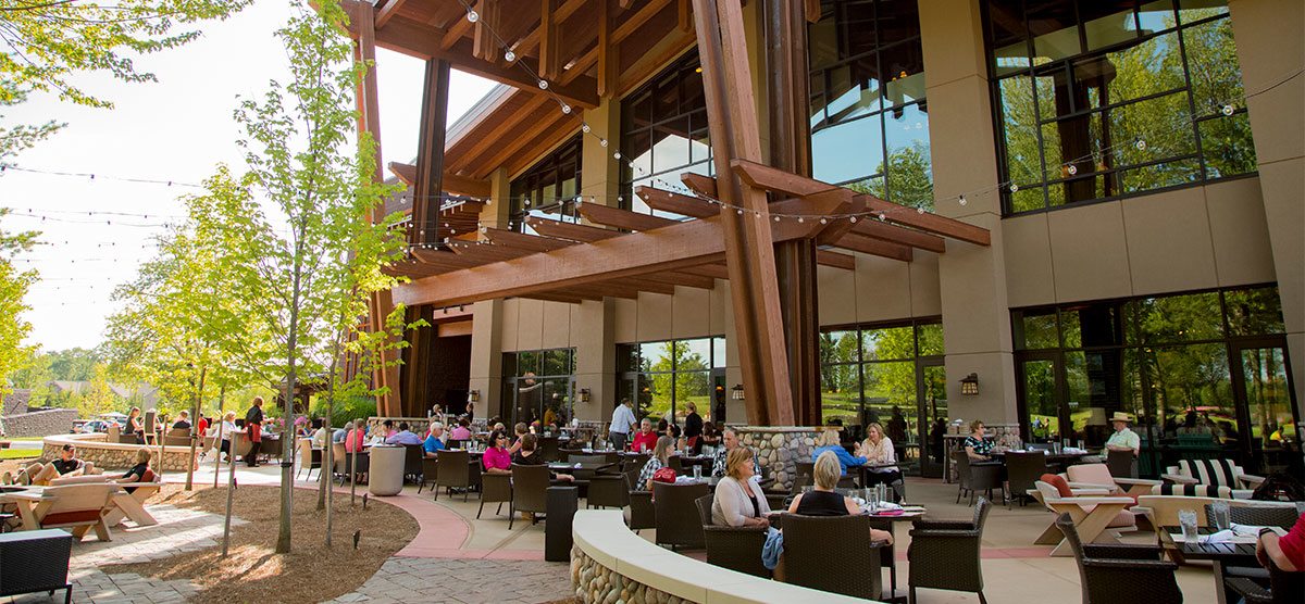 People dining on the outdoor patio at PJ's - SentryWorld